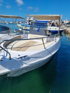 Affitto barca con patente senza skipper a Lampedusa