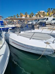Affitto barca con patente senza skipper a Lampedusa